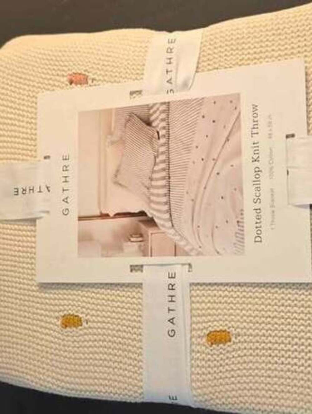 Gathre Dotted Scallop Knit Throw